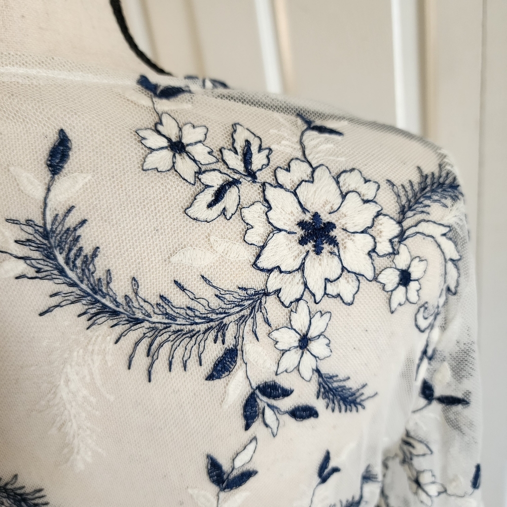 Vintage Style Embroidered Robe - Picture 7 of 11